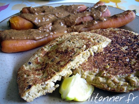 Galettes végétales aux carottes nouvelles sauce miso-noix