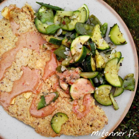 Escalope végétale, courgettes et pois gourmands à l'ail et à la menthe, sauce pimentée à la purée d'amande